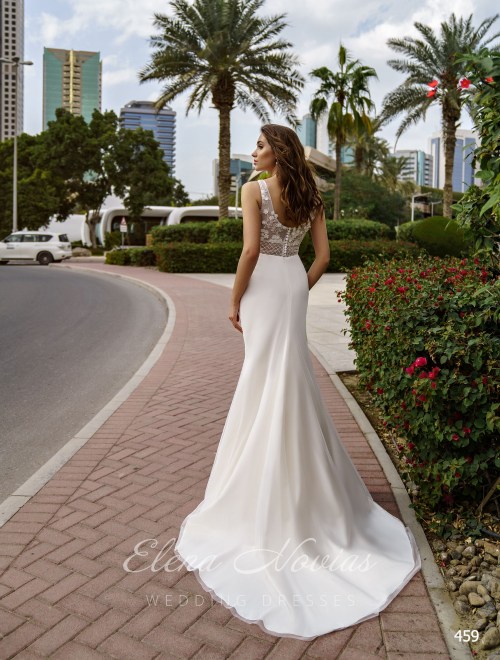 Красивое прямое свадебное платье со шлейфом от Elena Novias 459